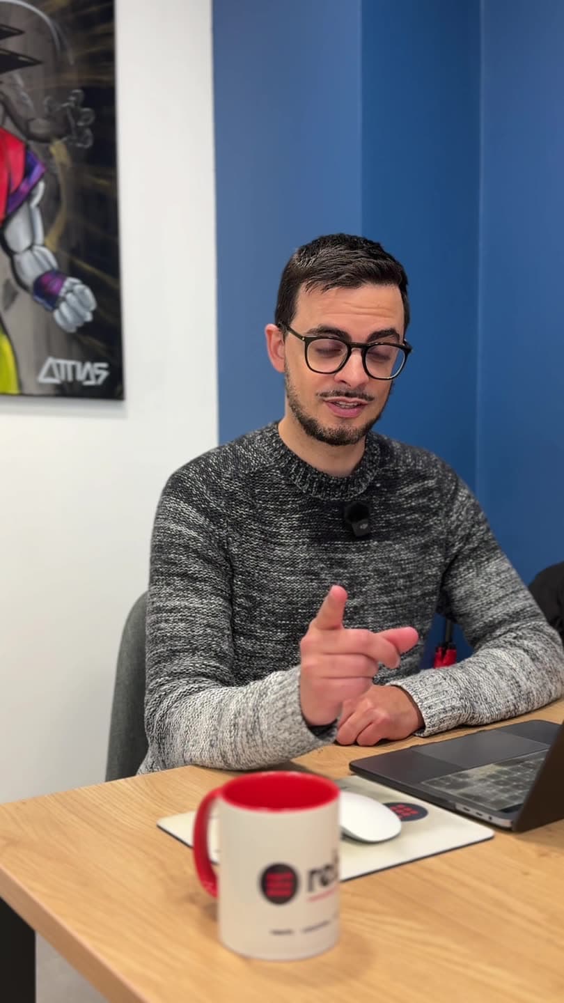 Dan Medina à son bureau dans l'agence, une tasse à l'enseigne Reboot posée devant lui