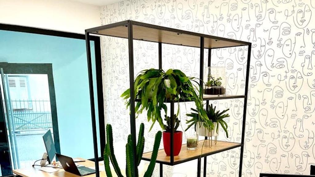 L'intérieur de l'agence et son mur d'enseigne.